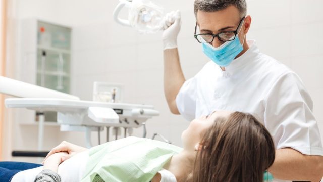 Gặp bác sĩ để tìm hướng điều trị thích hợp khi răng sứt mẻ, gãy vỡ
