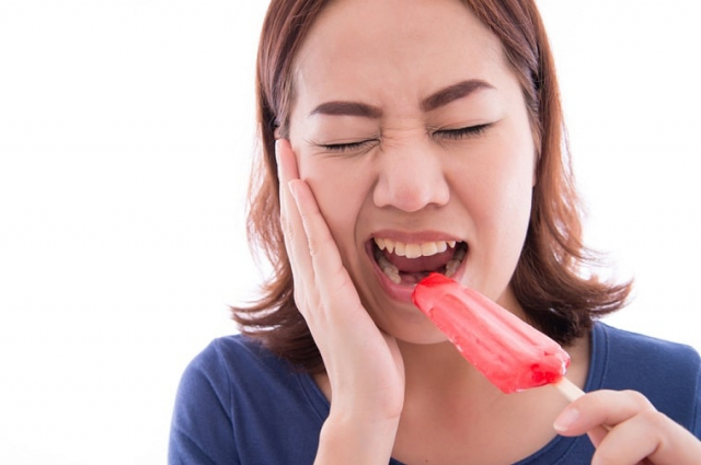 Răng nhạy cảm do nhiều nguyên nhân như ăn đồ quá lạnh, quá nóng
