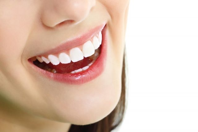 Việc phục hình thẩm mỹ cho răng có lẽ không còn quá xa lạ với nhiều người. Tuy nhiên, việc lựa chọn chất liệu làm răng cũng khiến nhiều người đau đầu. Trong bài viết này nha khoa Dana sẽ giới thiệu đến các bạn răng sứ Zirconia và những ưu điểm vượt trội.