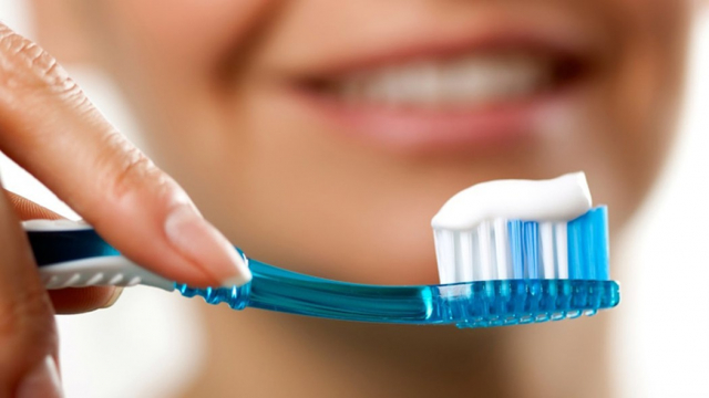 Vệ sinh răng miệng đúng cách cải thiện răng nhạy cảm