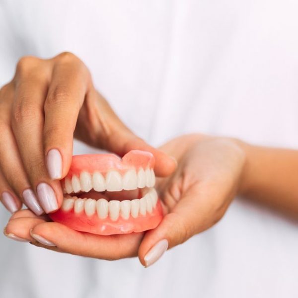 Làm răng giả như thế nào nếu bị mất hết răng?