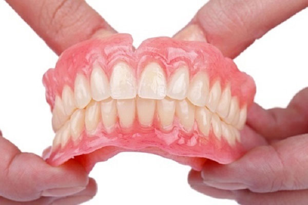 Răng giả tháo lắp nhựa dẻo có tốt không? Giá bao nhiêu?
