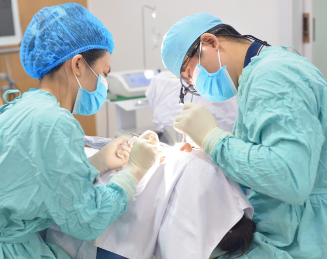 bác sĩ Tuấn đang thực hiện trồng răng implant tại đà nẵng