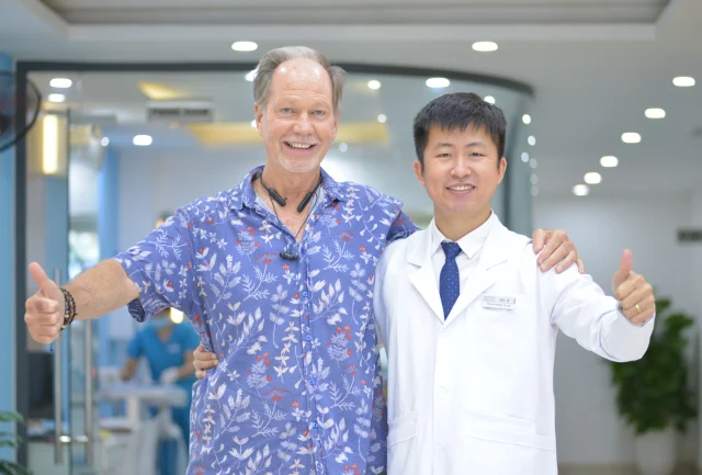 Hình ảnh khách hàng cười tự tin sau khi trồng răng implant